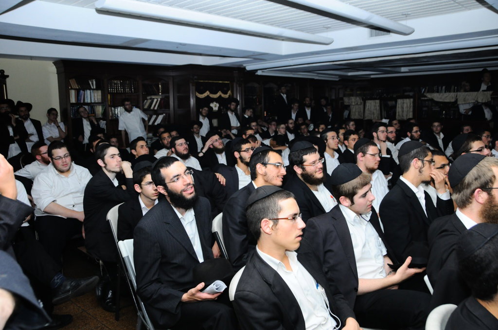 אלפי חסידי חב"ד מישראל שוהים בבית המדרש של הרבי מליובאוויטש