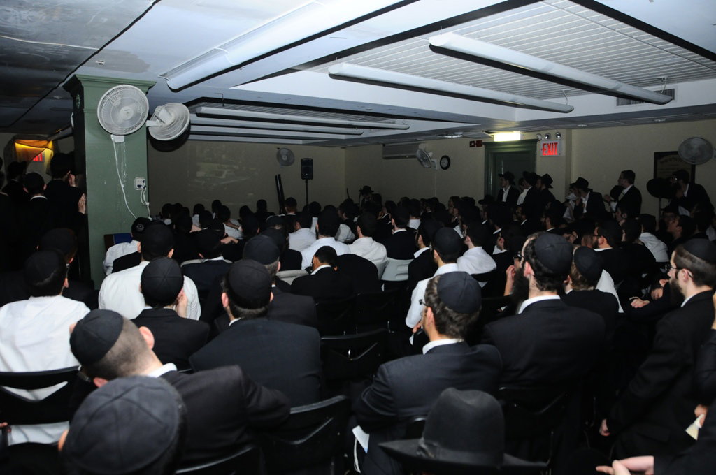 אלפי חסידי חב"ד מישראל שוהים בבית המדרש של הרבי מליובאוויטש