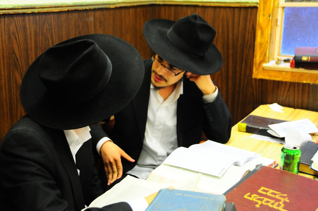 אלפי חסידי חב"ד מישראל שוהים בבית המדרש של הרבי מליובאוויטש