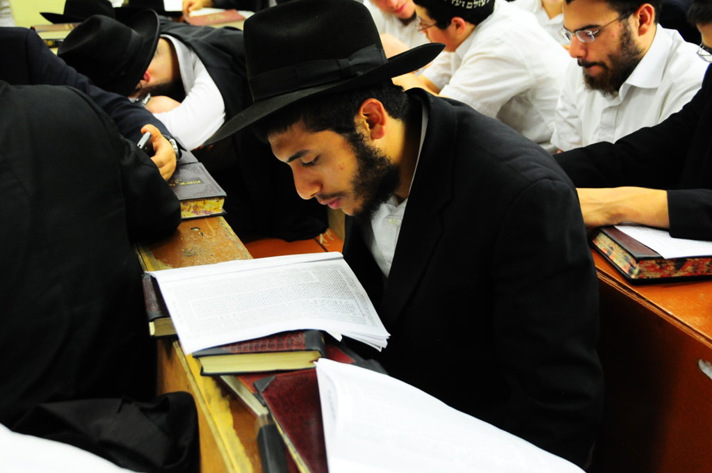 אלפי חסידי חב"ד מישראל שוהים בבית המדרש של הרבי מליובאוויטש