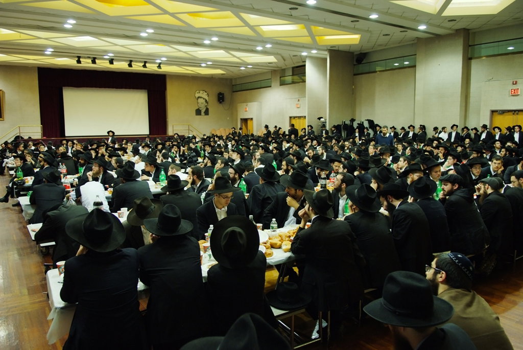 אלפי חסידי חב"ד מישראל שוהים בבית המדרש של הרבי מליובאוויטש