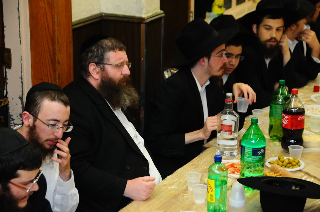 אלפי חסידי חב"ד מישראל שוהים בבית המדרש של הרבי מליובאוויטש