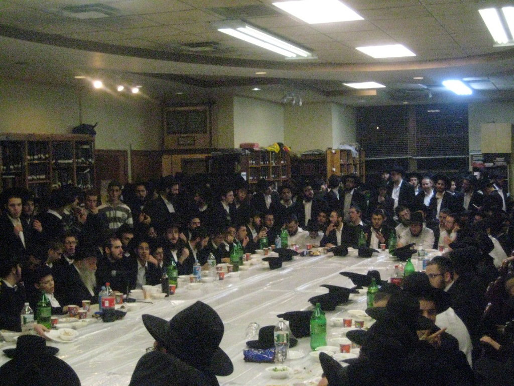 אלפי חסידי חב"ד מישראל שוהים בבית המדרש של הרבי מליובאוויטש