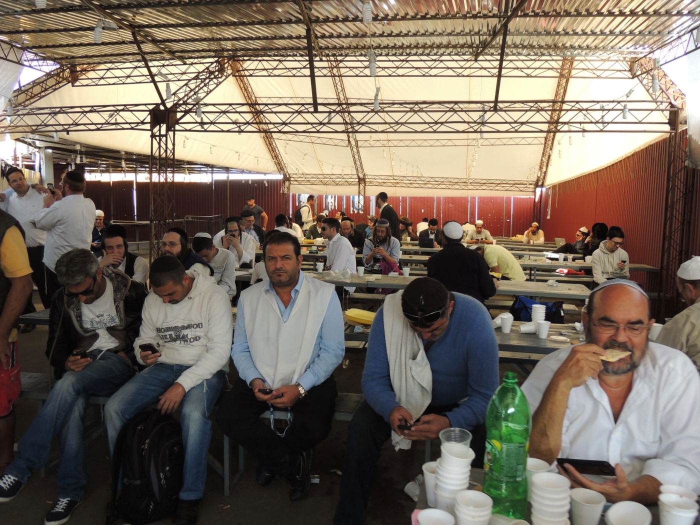 אומן לובשת חג: הכנות אחרונות לקראת יום הדין