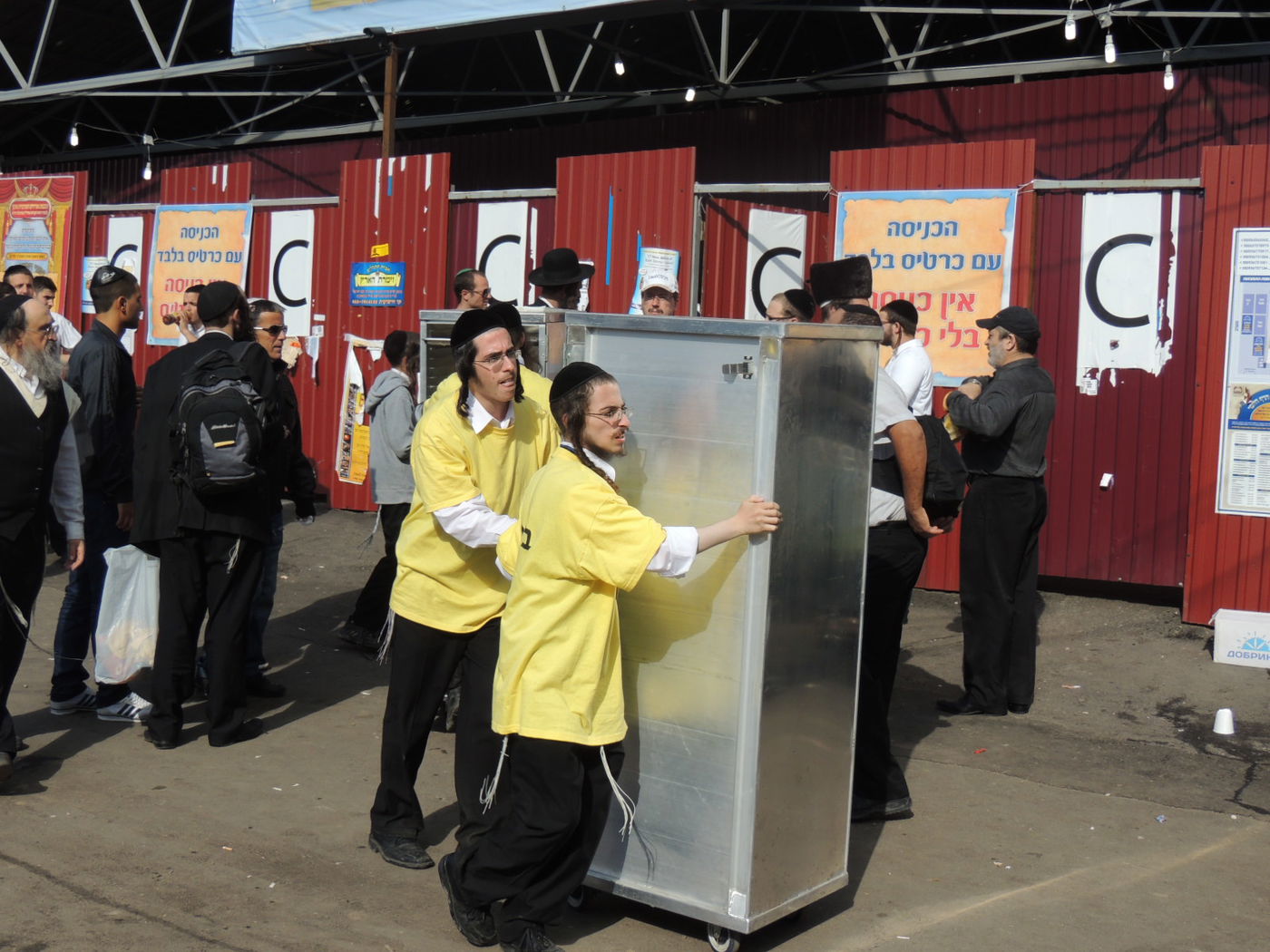 אומן לובשת חג: הכנות אחרונות לקראת יום הדין