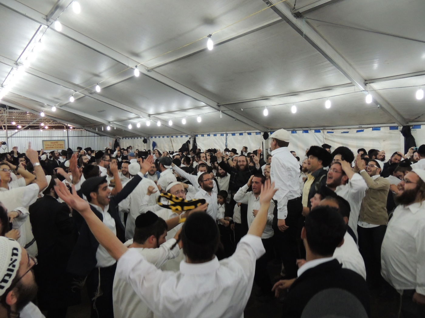 צפו: ריקודי השמחה באומן