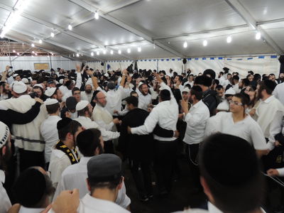 צפו: ריקודי השמחה באומן