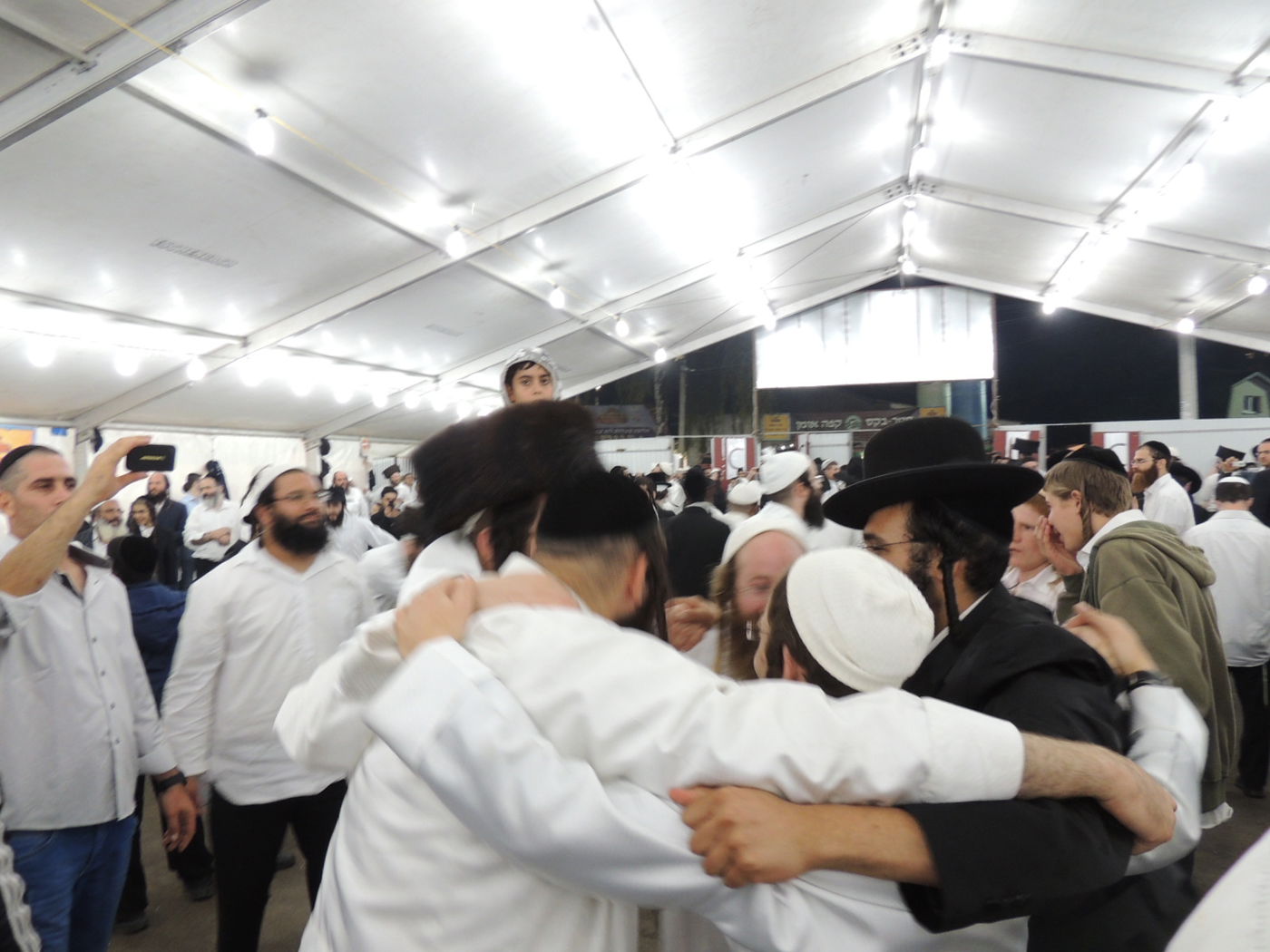 צפו: ריקודי השמחה באומן