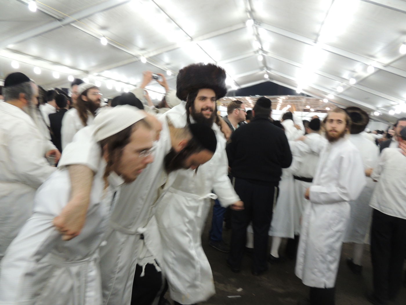 צפו: ריקודי השמחה באומן