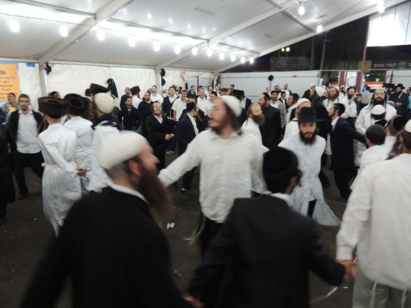 צפו: ריקודי השמחה באומן