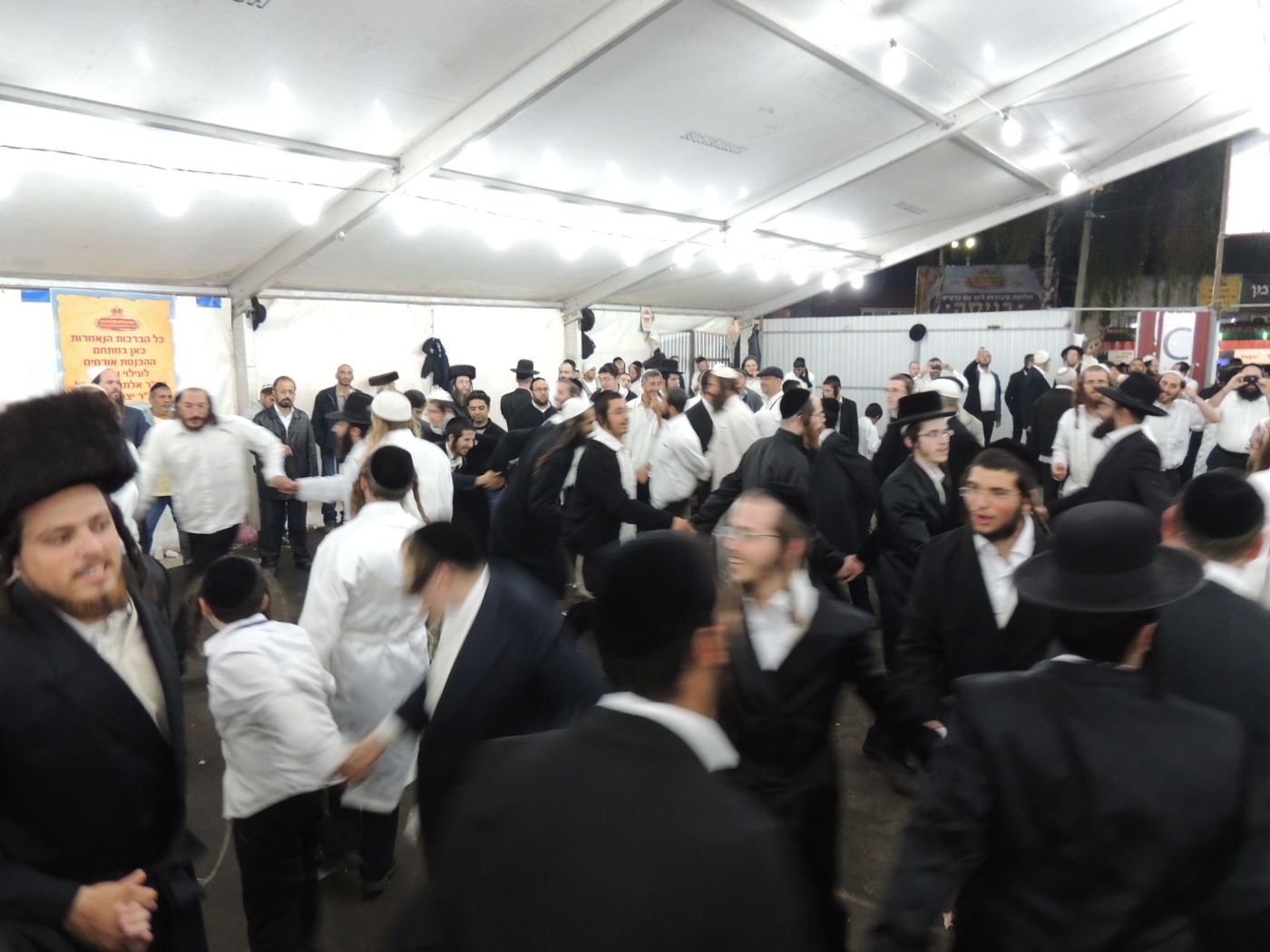 צפו: ריקודי השמחה באומן