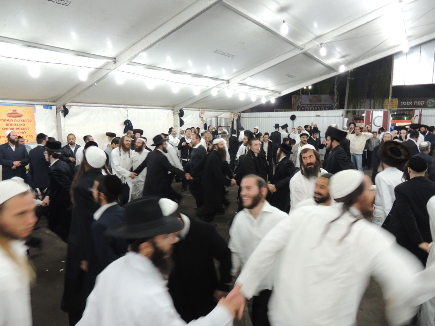 צפו: ריקודי השמחה באומן