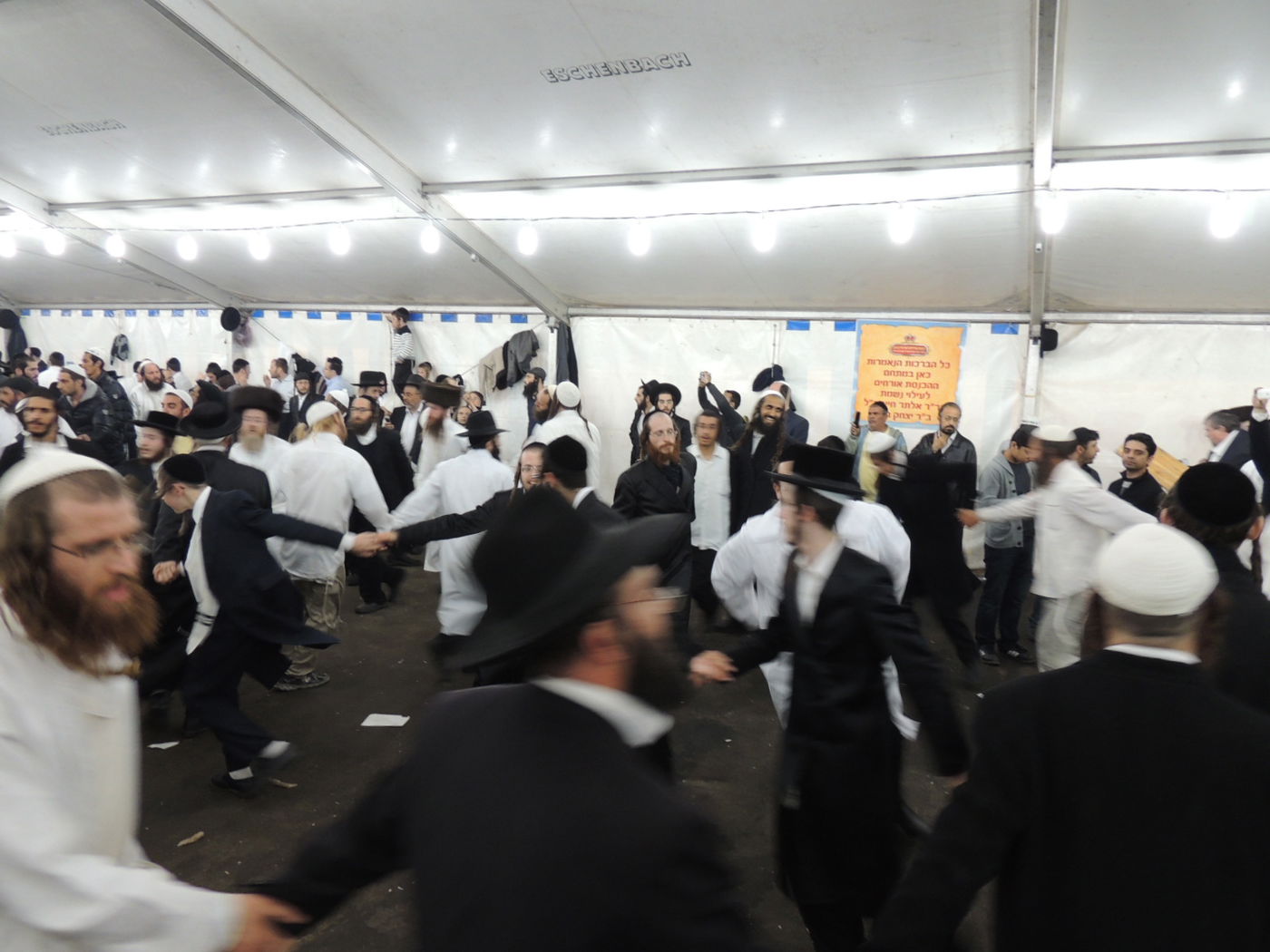 צפו: ריקודי השמחה באומן