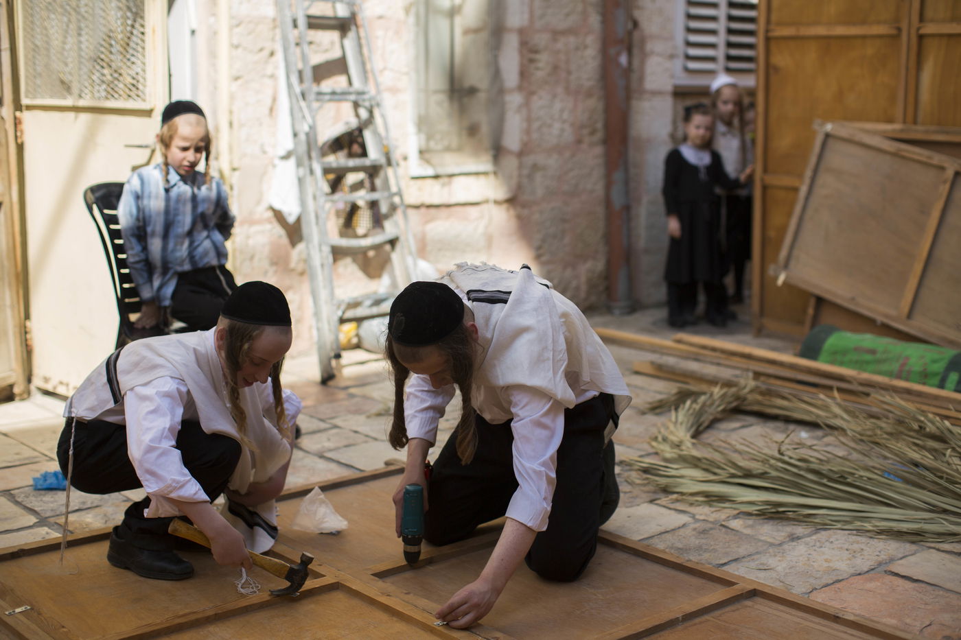 ערב יום כיפור במאה שערים: אתרוגים וסוכות