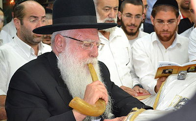 הרב פינטו חשף את קברי הצדיקים שבמשרדו