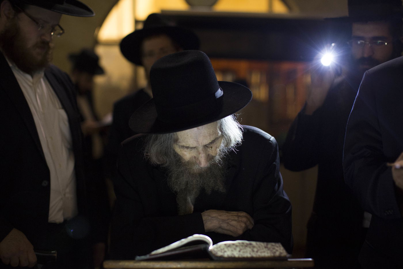 לאחר שנים: מרן הרב שטיינמן התפלל בכותל המערבי