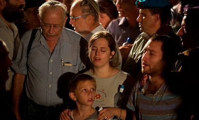 בני המשפחה במסע הלוויה