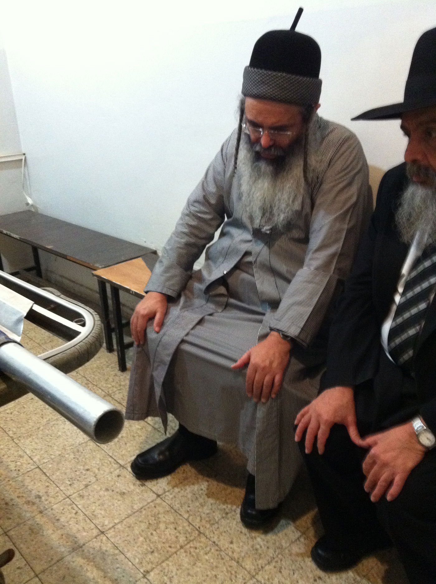 תיעוד: הרב אמנון יצחק סופד לאמו