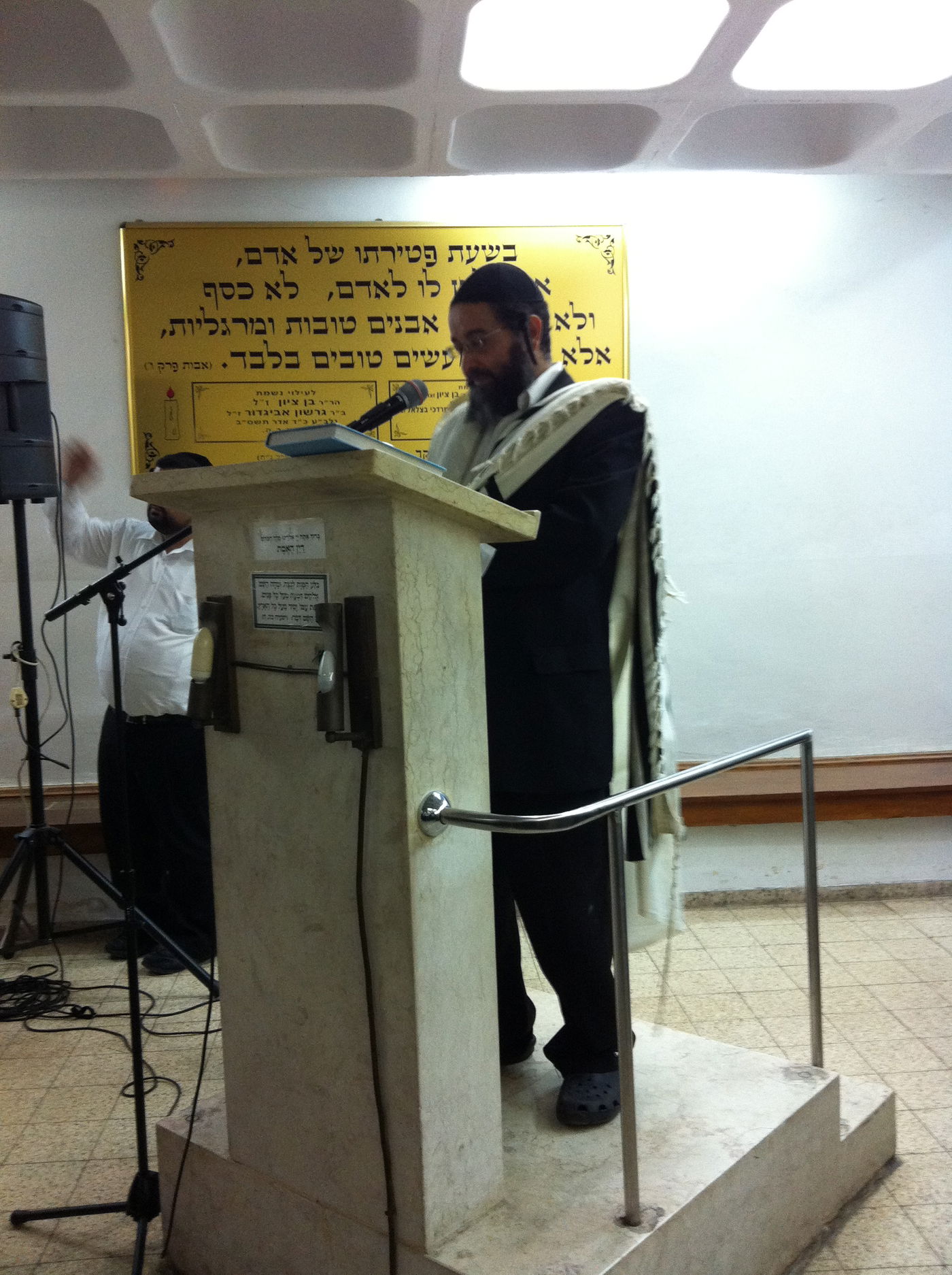 תיעוד: הרב אמנון יצחק סופד לאמו