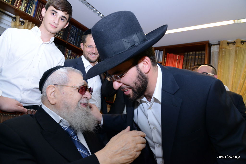 אבי מימרן מקבל את ברכת הרב