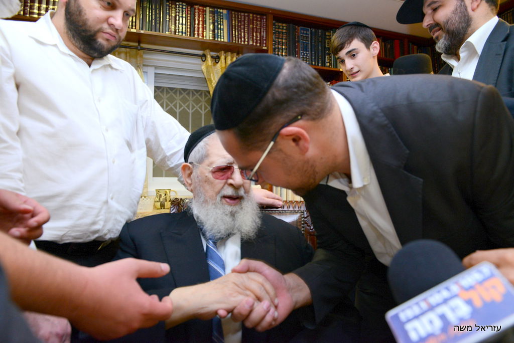 רונן כץ מקבל את ברכת הרב