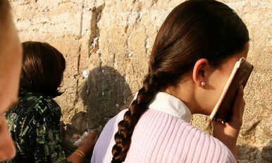 שתי גישות בחינוך הילדים