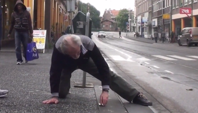 צפו: מתיחה באמסטרדם: אייפון 5 הודבק במדרכות