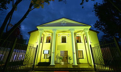 חזית בית הכנסת המפואר