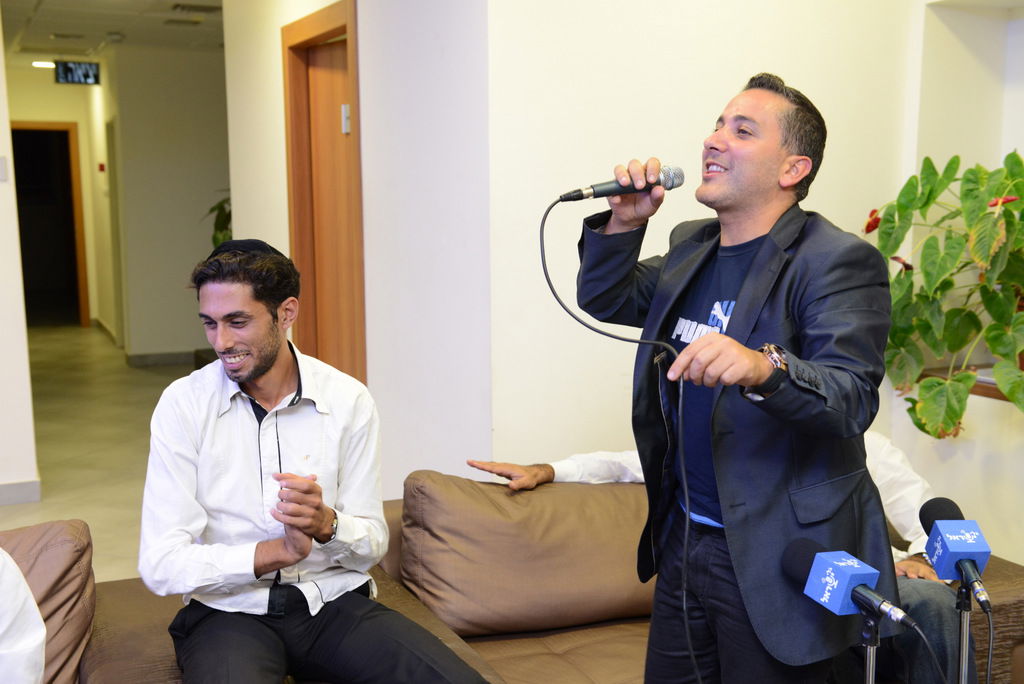 לקראת אלבומו החדש: יניב בן משיח שר ל'כיכר השבת'