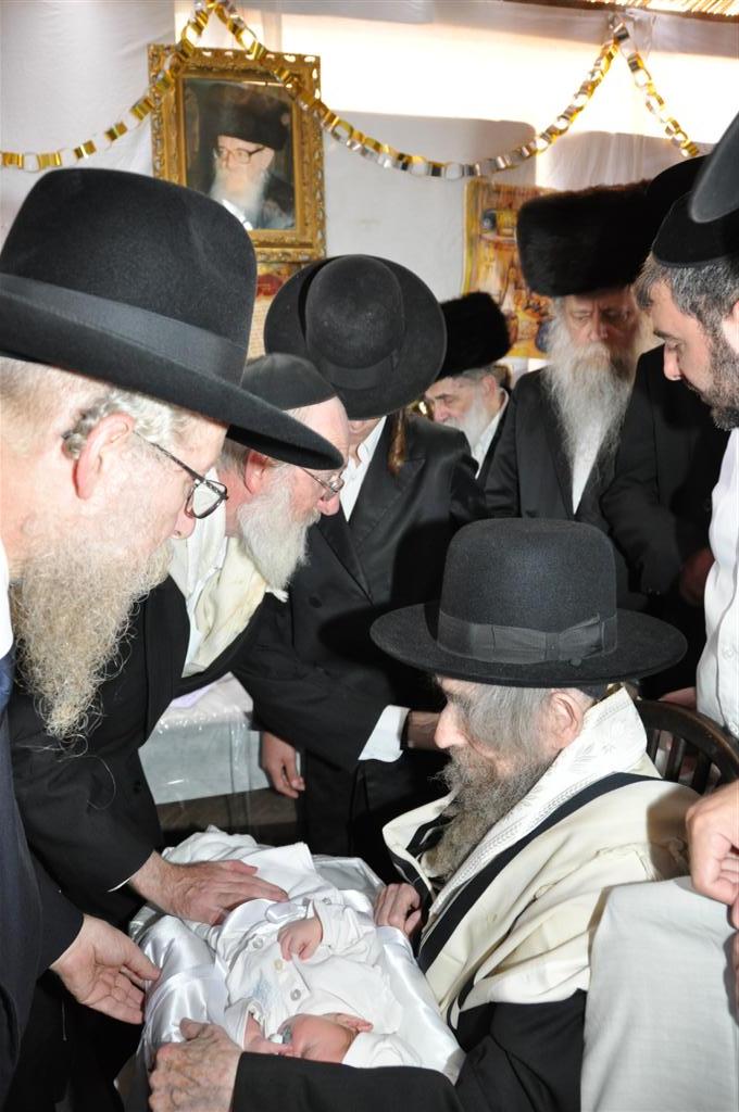 הרב שטיינמן עורך ברית בסוכה