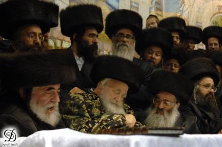 האדמו"ר מויז'ניץ לצד אביו זצוק"ל בטיש סוכות לפני שנתיים