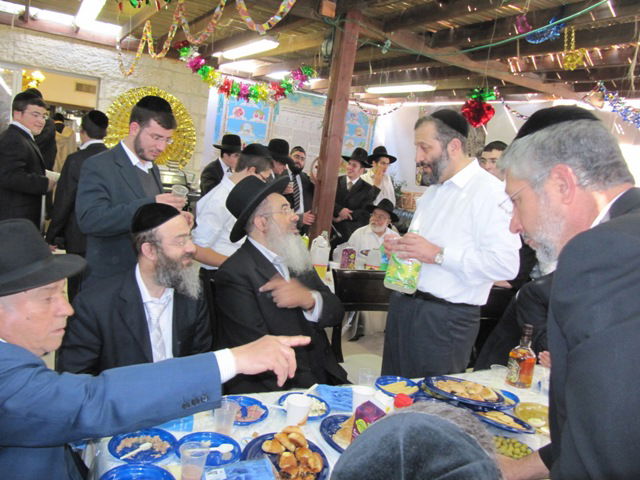 בסוכתו של מרן הרב עובדיה