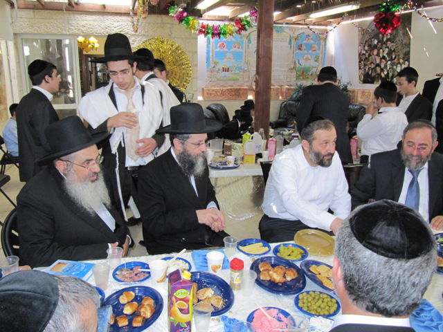 סוכות אצל גדולי ישראל: אירוח המוני והמון שמחה