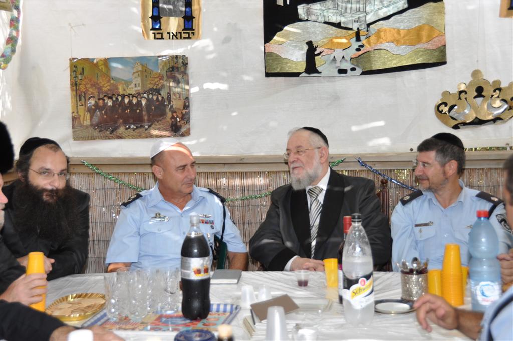 בסוכת הרב לאו