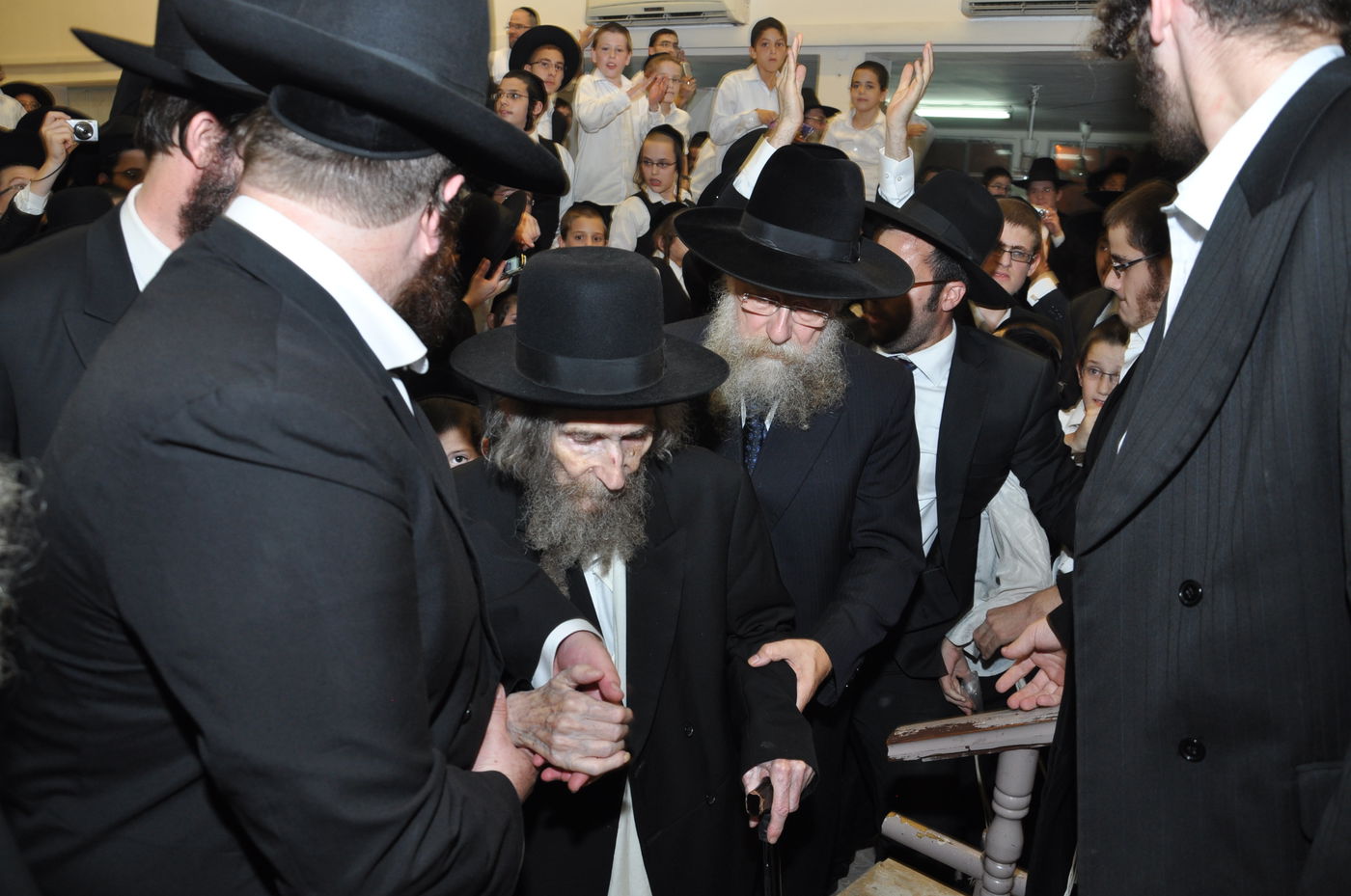 תיעוד ענק: המונים חגגו בשמחות בית השואבה