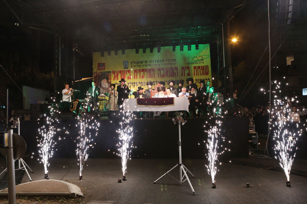 30 אלף איש השתתפו בשמחת בית השואבה של חסידות מישקולץ