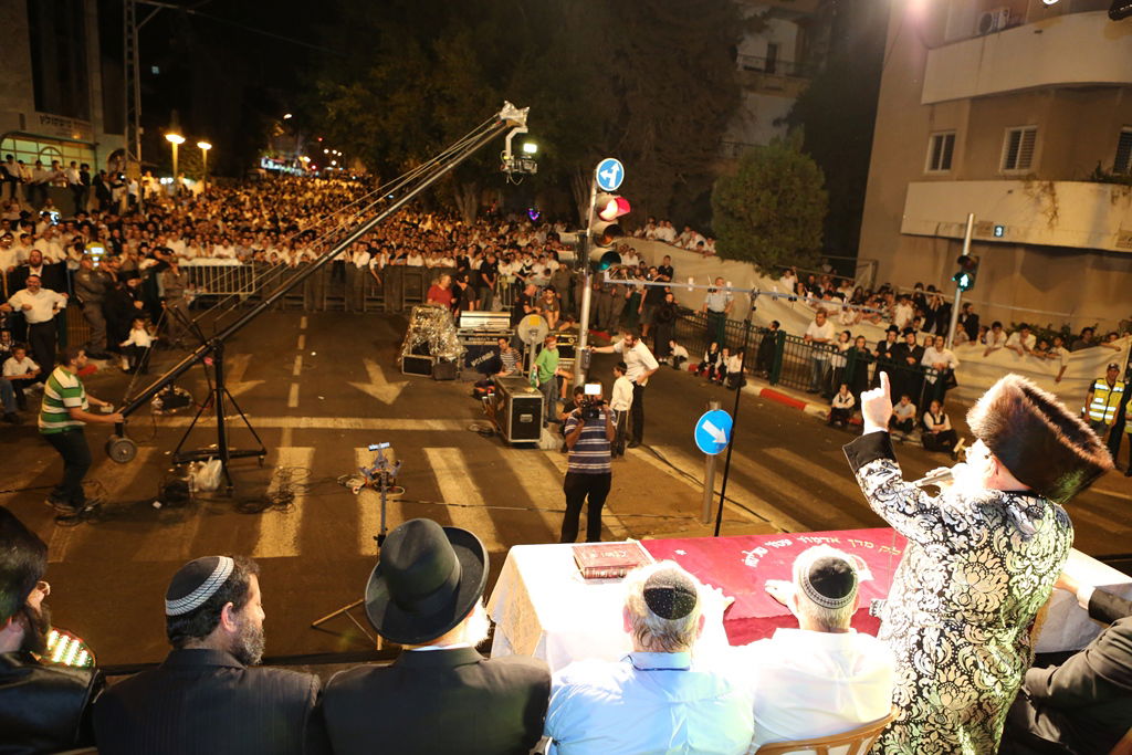 30 אלף איש השתתפו בשמחת בית השואבה של חסידות מישקולץ