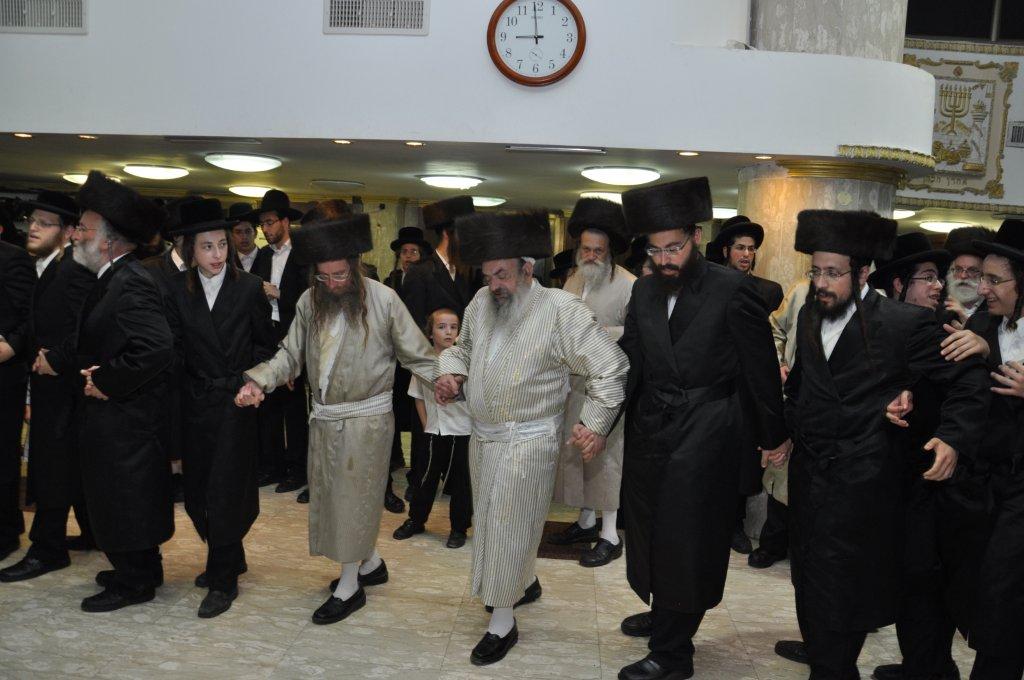 נדבורנה, ספינקא, לעלוב: סיור סוכות בחצרות קודש