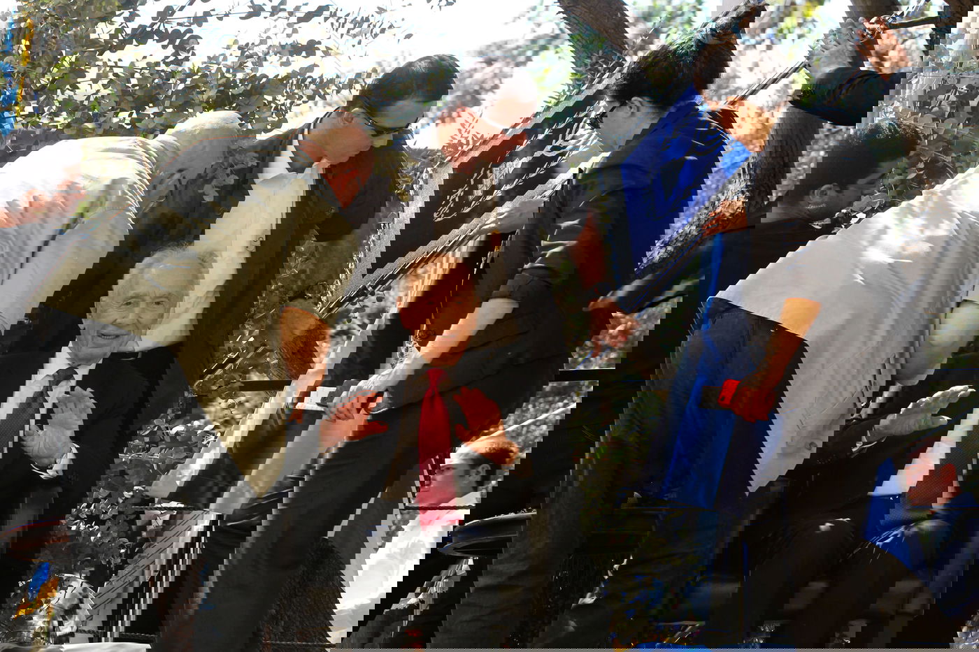 מבוכה במשכן: עציץ ענק נפל על הנשיא פרס ● צפו