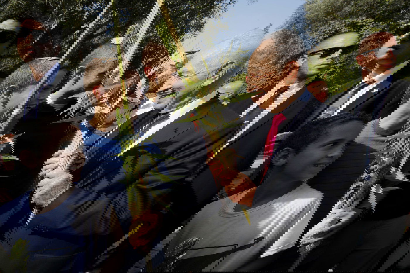 מבוכה במשכן: עציץ ענק נפל על הנשיא פרס ● צפו