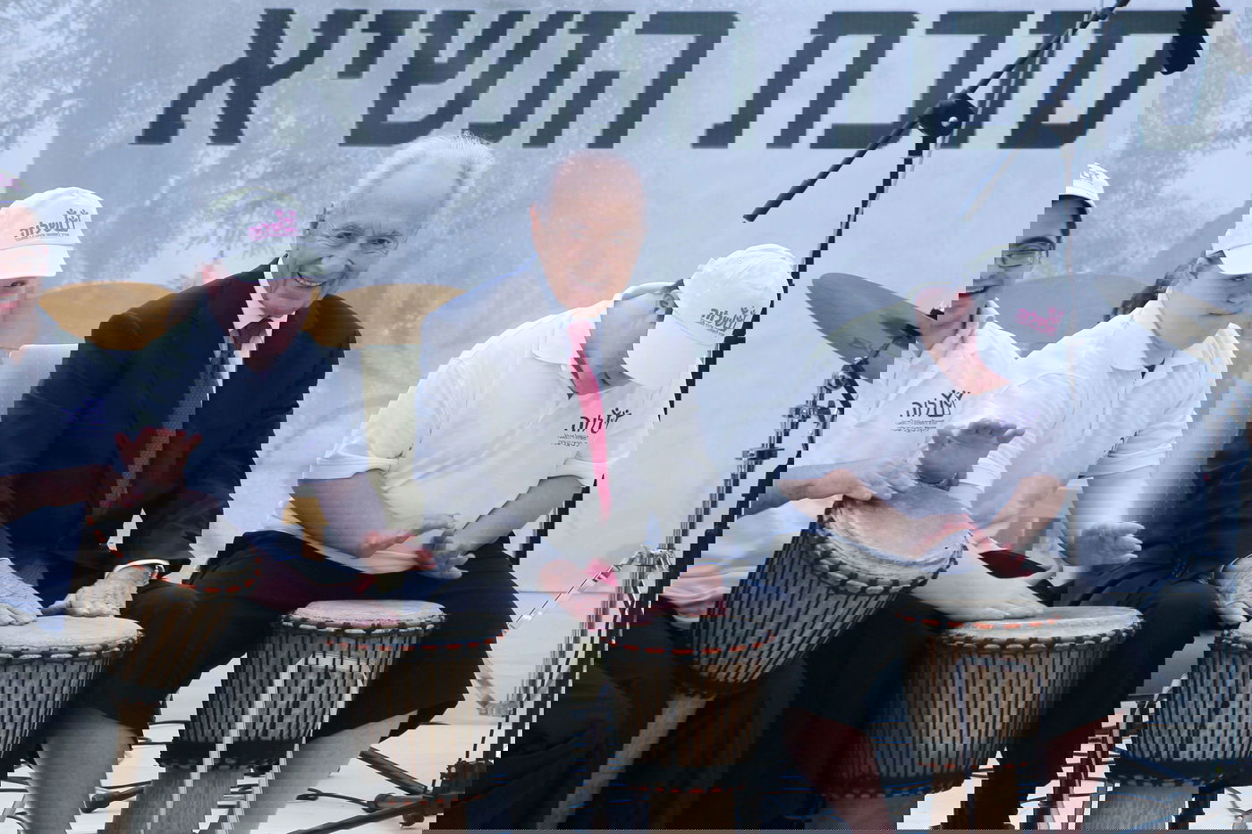 מבוכה במשכן: עציץ ענק נפל על הנשיא פרס ● צפו