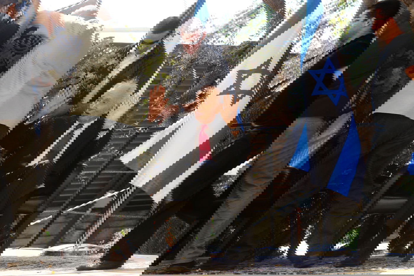 מבוכה במשכן: עציץ ענק נפל על הנשיא פרס ● צפו