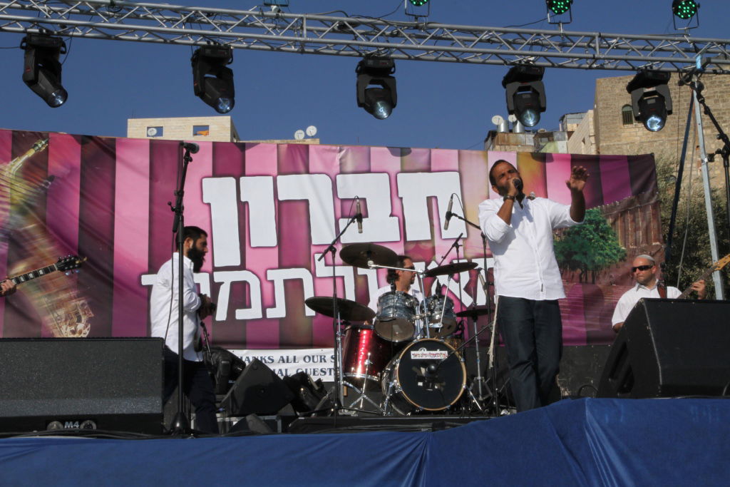 צפו: חגיגת ענק בחברון עם מרדכי בן דוד