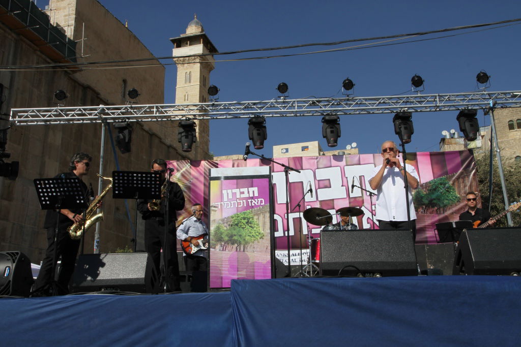 צפו: חגיגת ענק בחברון עם מרדכי בן דוד