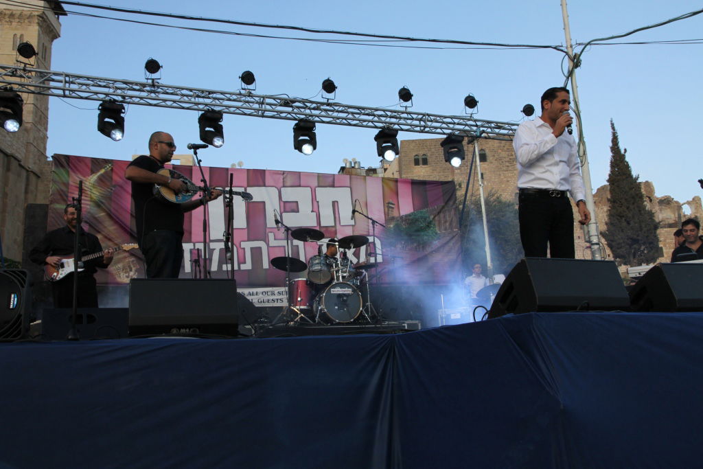 צפו: חגיגת ענק בחברון עם מרדכי בן דוד