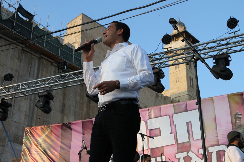 צפו: חגיגת ענק בחברון עם מרדכי בן דוד