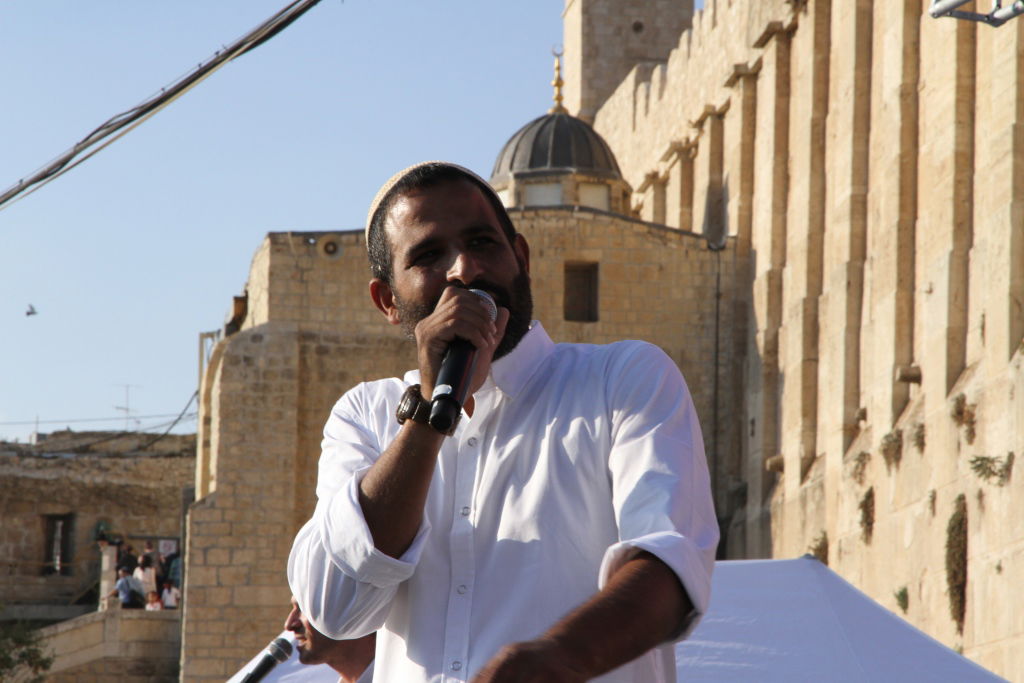 אודי דוידי על רקע מערת המכפלה