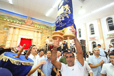 שידור חי: עם ישראל חגג הקפות שניות בכפר-חב"ד