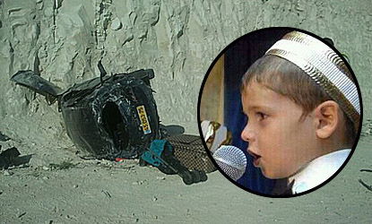 הילד אברהם דור על רקע זירת התאונה