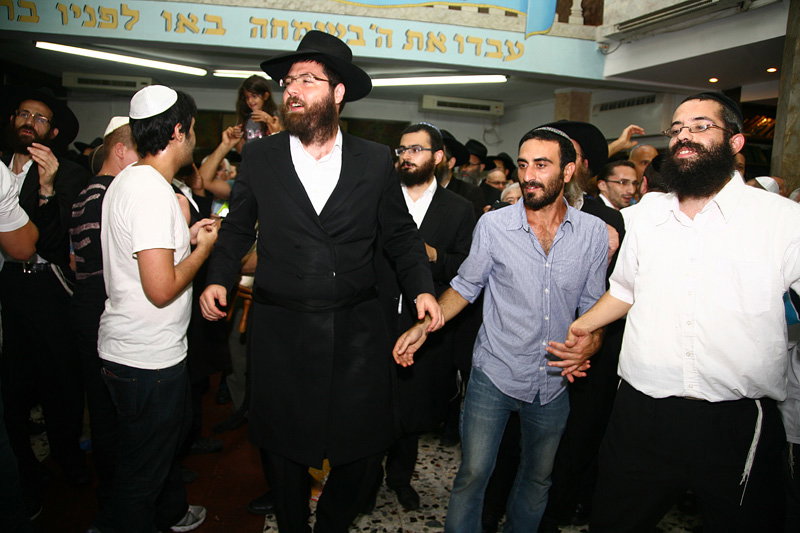 כשחרדים וחילונים רוקדים עם התורה: תיעוד מהקפות שניות בכפר-חב"ד
